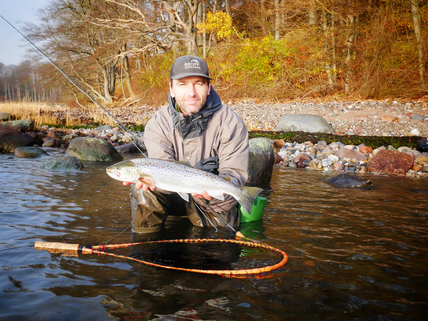 Den lille rde flue kan ses i kben, kort fr denne november fisk p ca. 60 cm genudsttes. Vi s i vrigt en medfisker, efter en lang fight miste en blank havrred p 70-80 cm. Han fik et minde for livet.