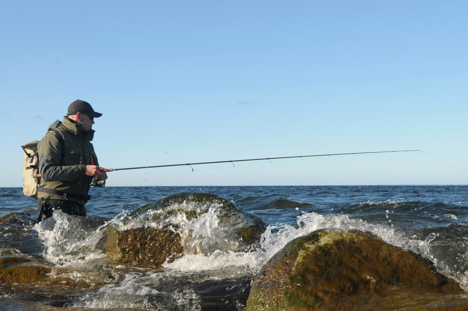Svensk klippekyst. Vad endelig ikke dybere end p billedet, og fisk langs kysten. Fiskene gr fra land og 20 m ud.