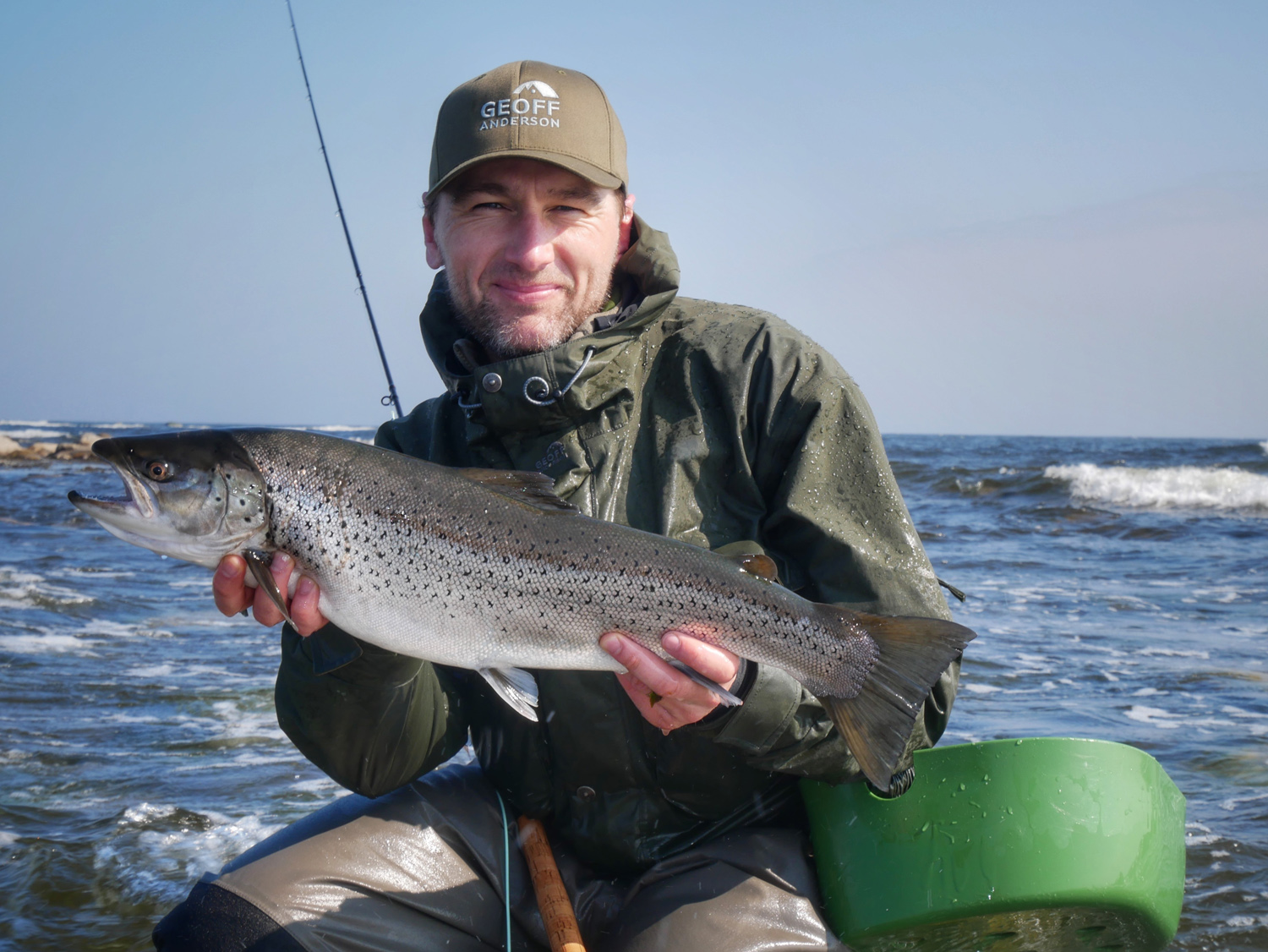 Endnu en fin fisk p let grej. Nr man krige en forholdsvist stor fisk i Sverige, fr man et vildt klarsyn, og  ser alle de mange store sten der ligger under overfladen og udgr en fare under fighten. Her er det ogs  rart med den lngst mulige stang, s man med hj stangfring i strakt arm, under et langt udlb, kan  holde s meget af linen fri fra bunden (som muligt)