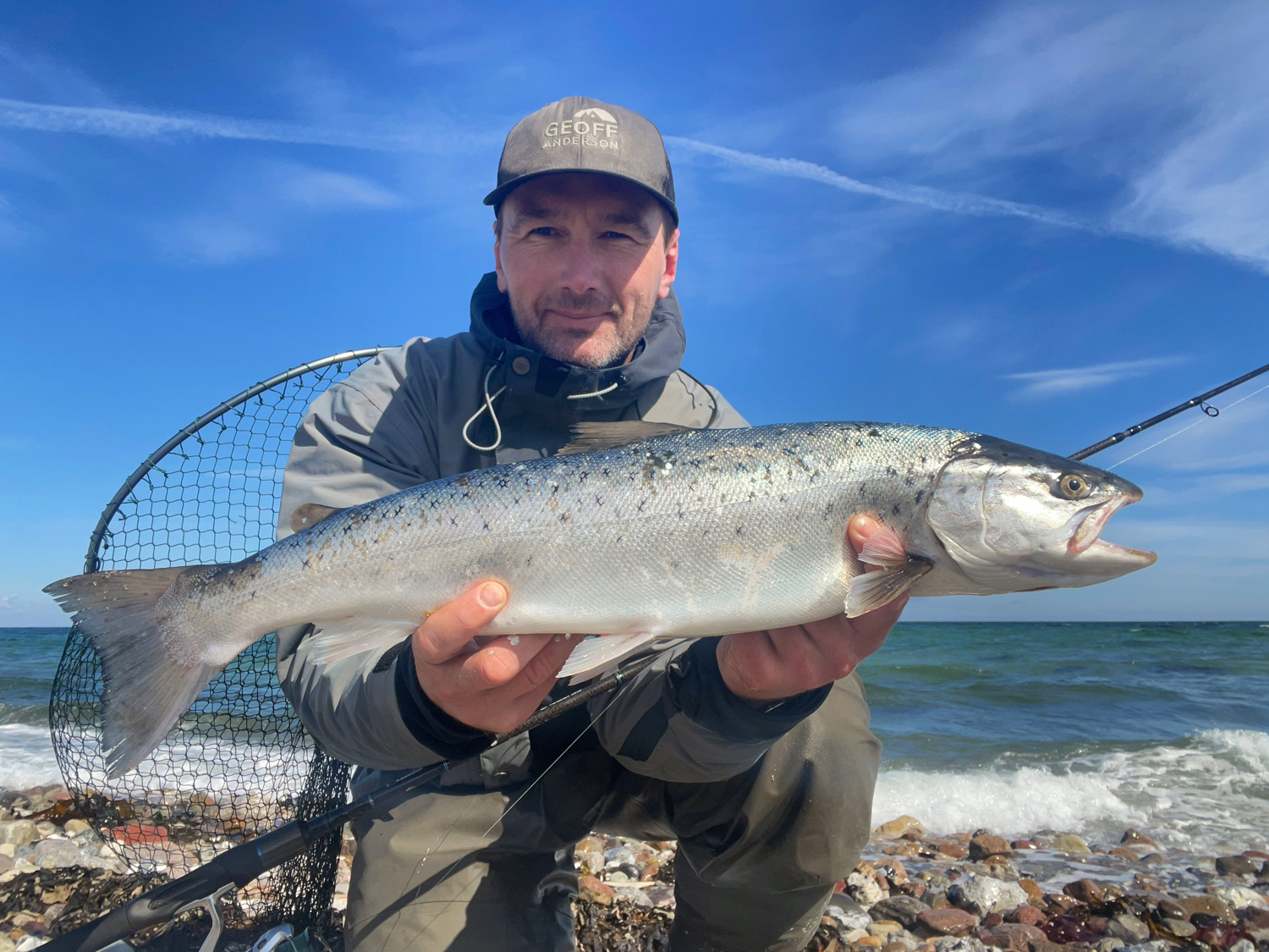 Overspringer p godt 60 cm. Fisken tog i spinstoppet, og ophngeren sad dybt kroget. Der var lidt panik p, da fisken huggede p et lavvandet rev. Jeg vadede derfor ud p dybt vand, s blinket ikke fik fat i tangbuske under fighten.