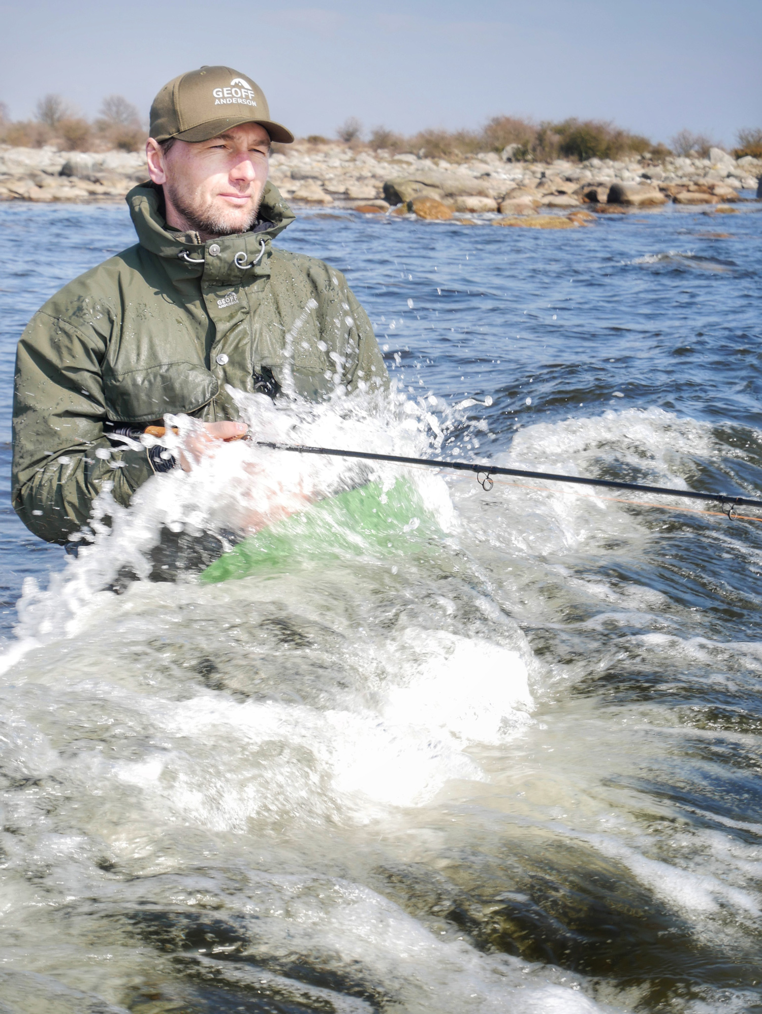 Jeg bruger her en Guideline LPXE. Det er en ldre stang, men den har et meget let hndtag under hjulet. Det placerer jeg under armen, mens jeg tager linen ind. Det vil sige, at oplevelsen er ligesom at fiske med enhndsstang, bortset fra kastet.